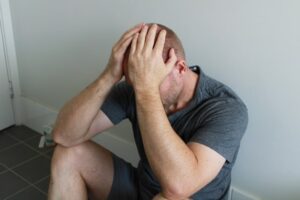 頭を抱える外国人男性