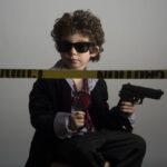刑事の真似をする子供