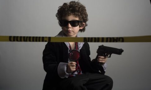 刑事の真似をする子供