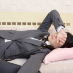 ソファーで悲しむ女性