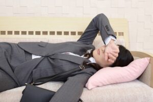 ソファーで悲しむ女性