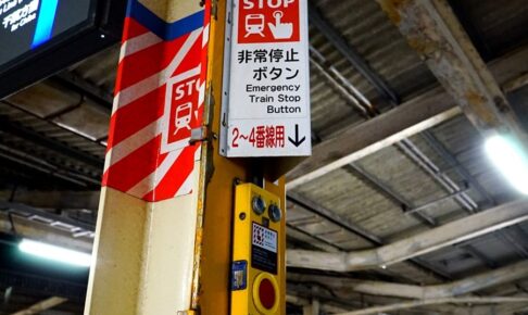 柱に設置された非常ベル