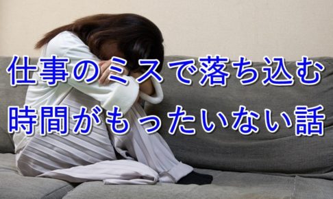 座り込んで恐怖におののく女性