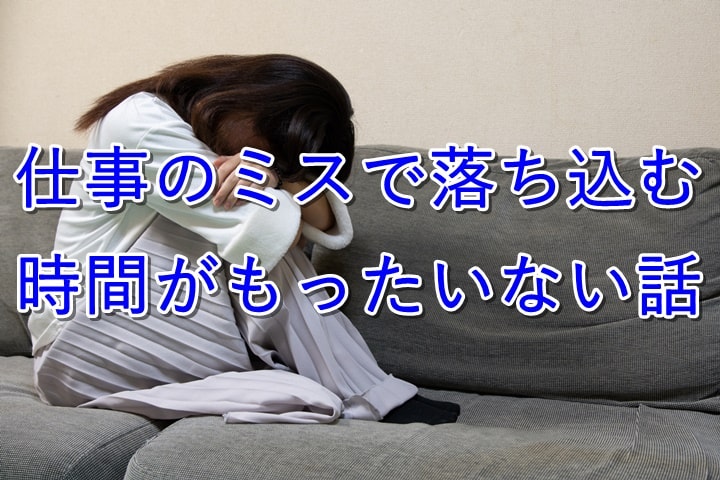 座り込んで恐怖におののく女性